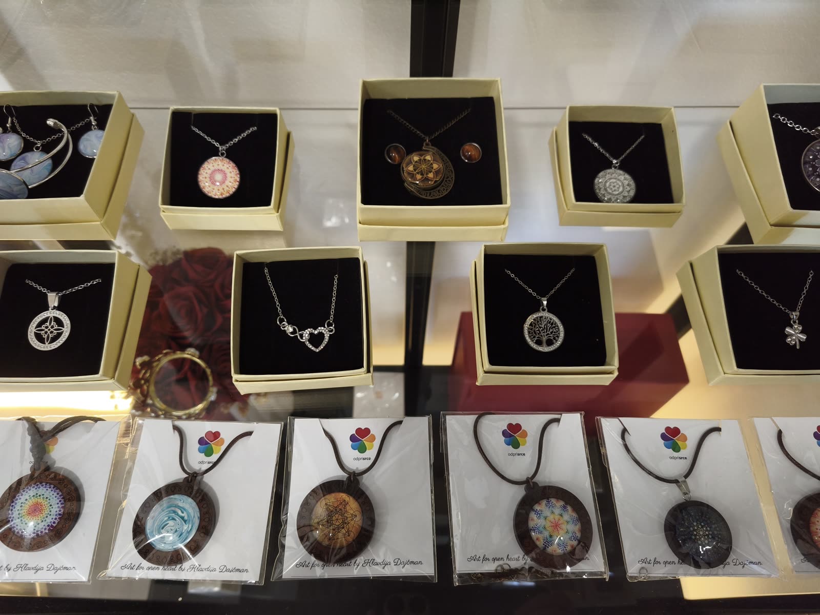 Darilni bazar – izbor nakita in obeskov Art for open heart